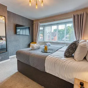 Elegant House: 5-bed Retreat For Business & Leisure , Solihull United Kingdom