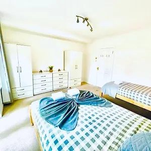 Séjour chez l'habitant Up To 3 People, In A Share House With Private Garden Access, Londres