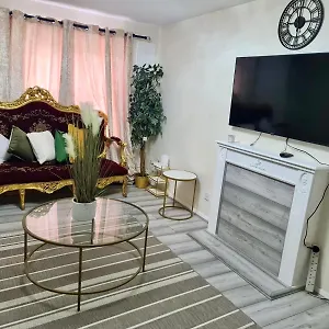 - Sleeps 4 - Parking - Garden - Petfriendly Holiday home